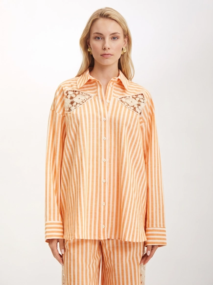 Camisa Feminina Listrada Com Recortes
