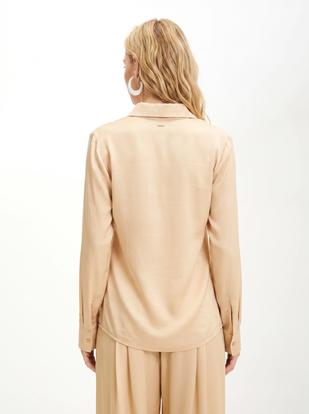 Camisa Feminina Slim Reta Acetinada De Manga Longa Bege 2