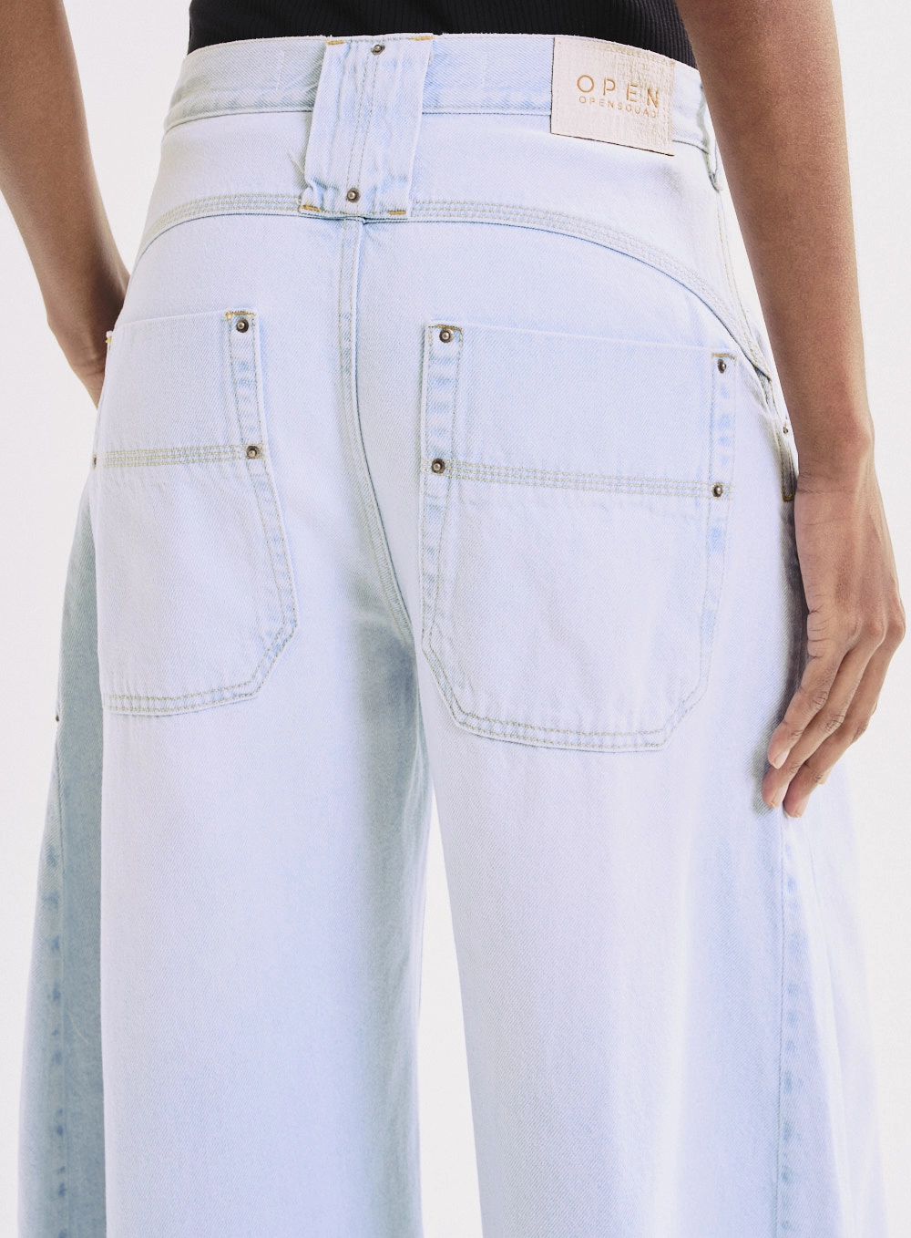 Calça Jeans Wide Leg Com Recortes Lavagem Clara Índigo 3