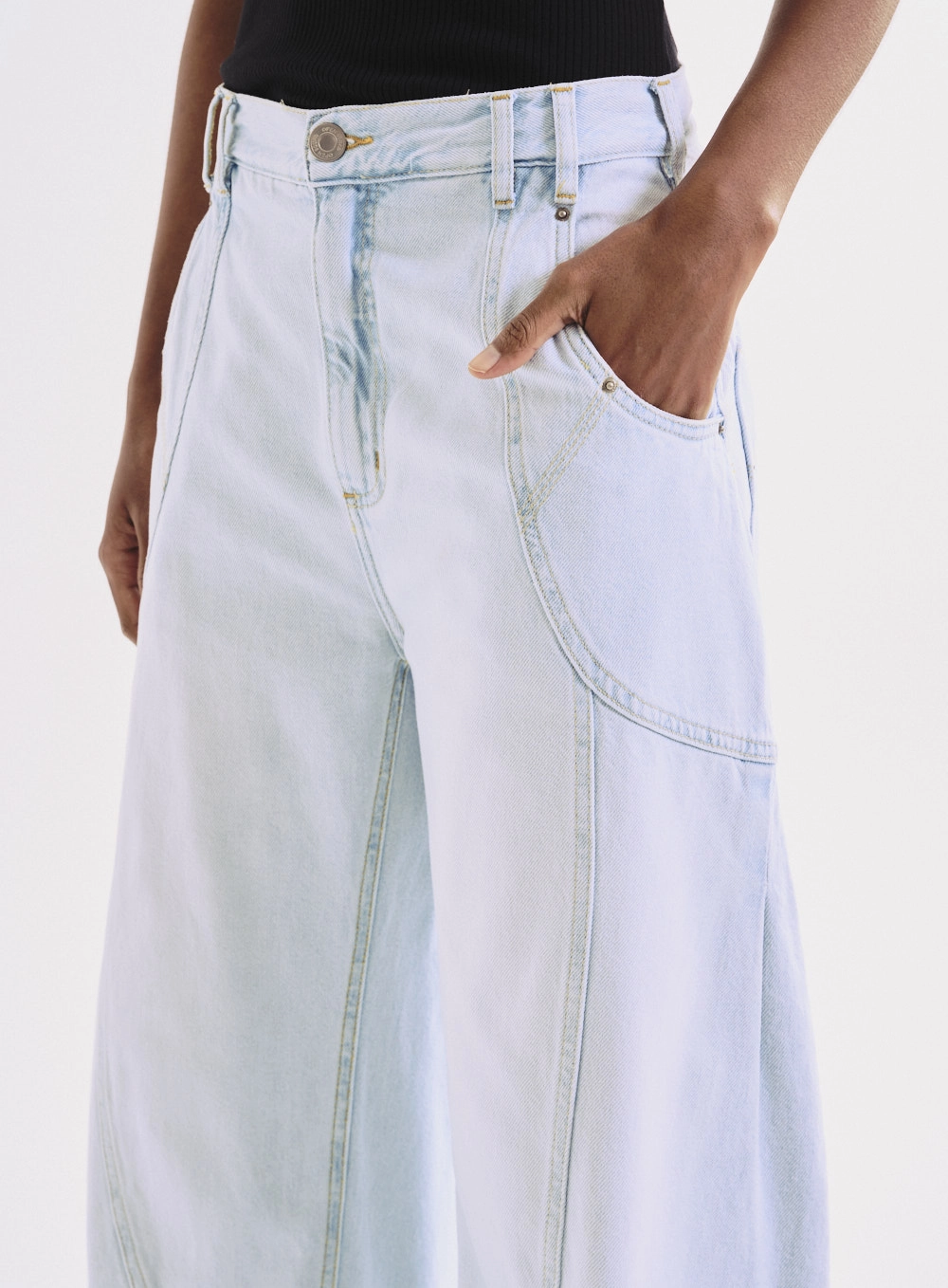 Calça Jeans Wide Leg Com Recortes Lavagem Clara Índigo 5