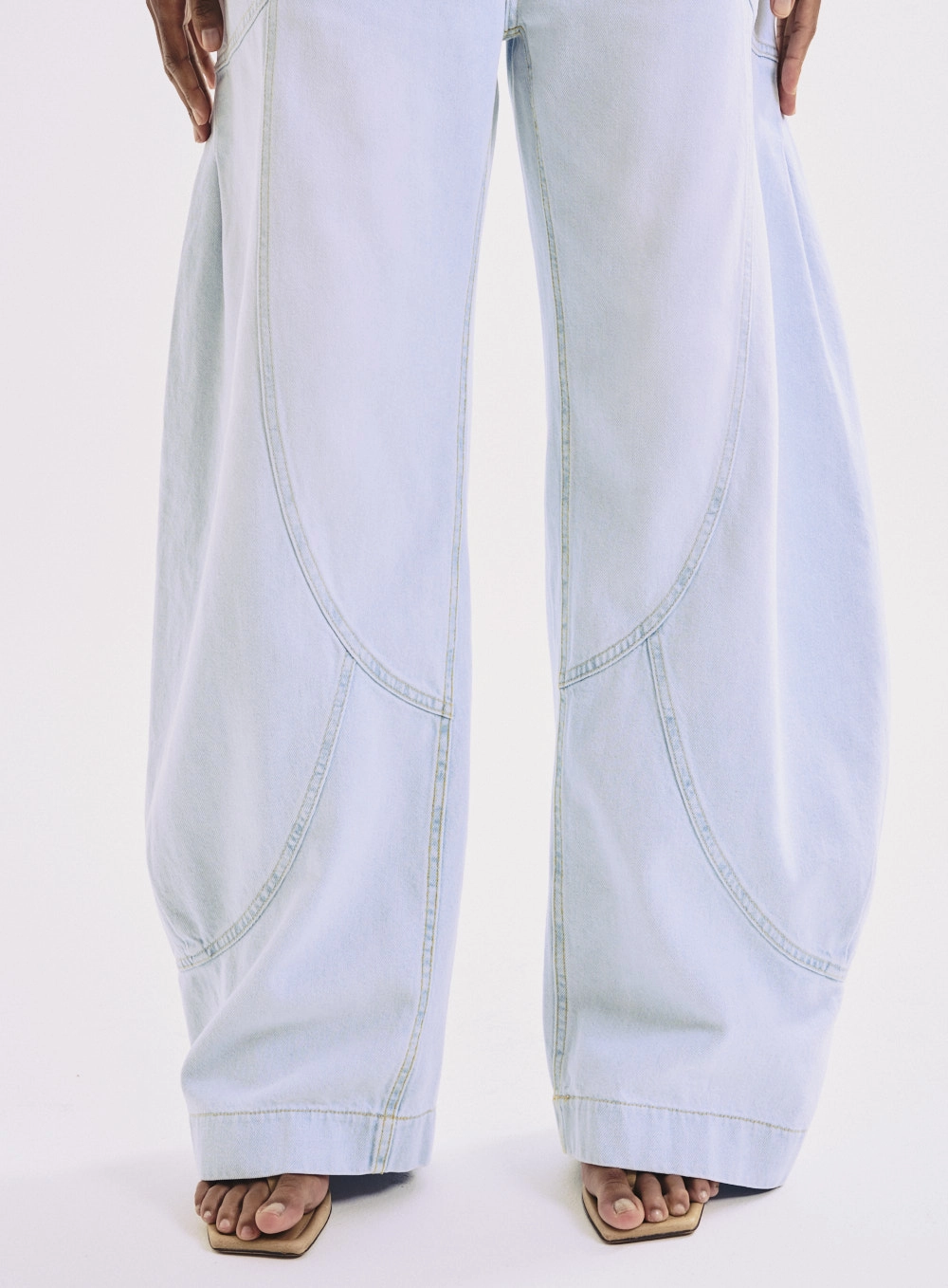 Calça Jeans Wide Leg Com Recortes Lavagem Clara Índigo 6