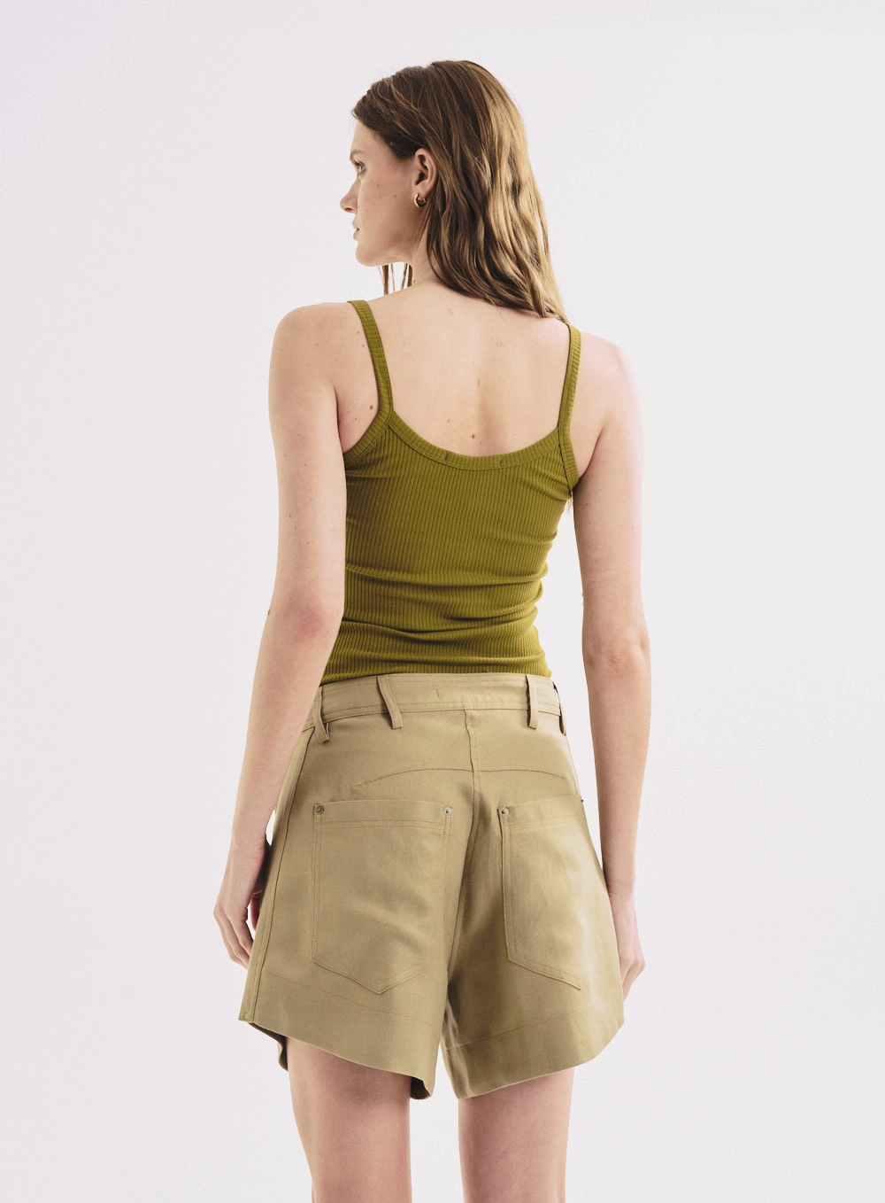 Short Alfaiataria Com Bolsos Cargos Feminino Verde 2