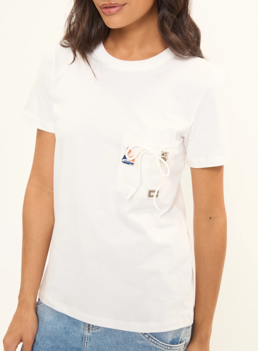 Camiseta Feminina Regular Com Bottons E Bolso Off Shell 5