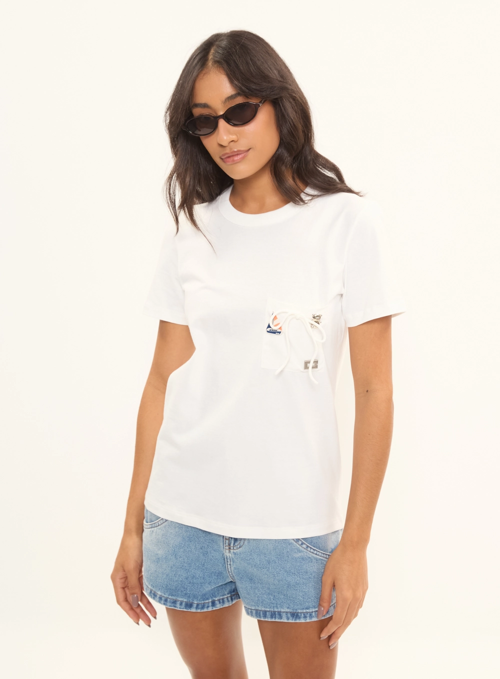 Camiseta Feminina Regular Com Bottons E Bolso Off Shell 3