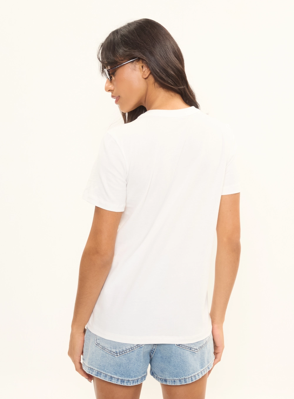 Camiseta Feminina Regular Com Bottons E Bolso Off Shell 4