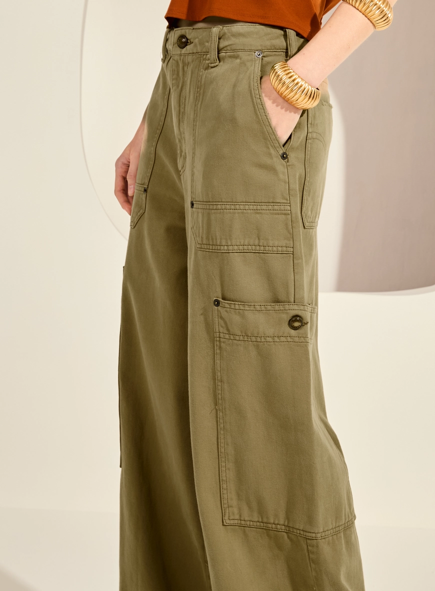 Calça Sarja Baggy Com Bolsos Frontais Sobrepostos Marrom