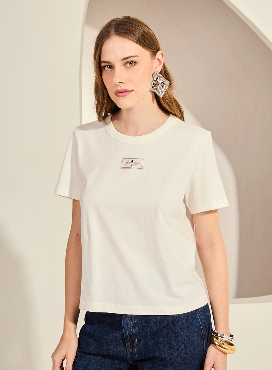 Camiseta Feminina Básica Com Detalhe Frontal Off Shell