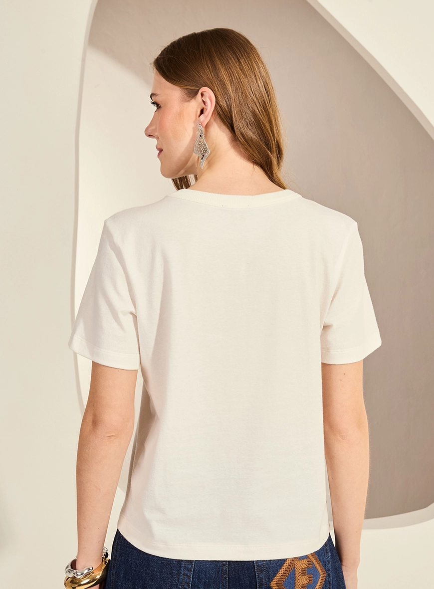 Camiseta Feminina Básica Com Detalhe Frontal Off Shell