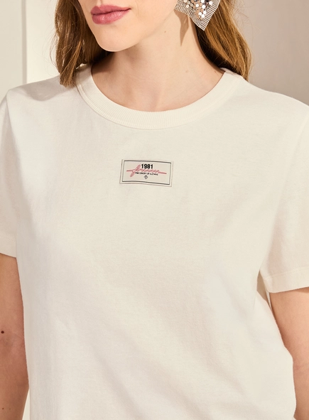 Camiseta Feminina Básica Com Detalhe Frontal