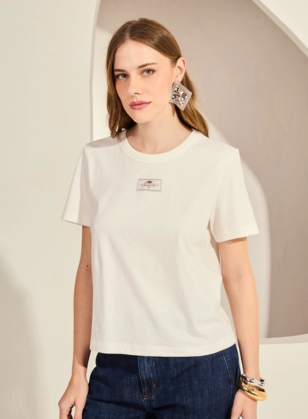 Camiseta Feminina Básica Com Detalhe Frontal