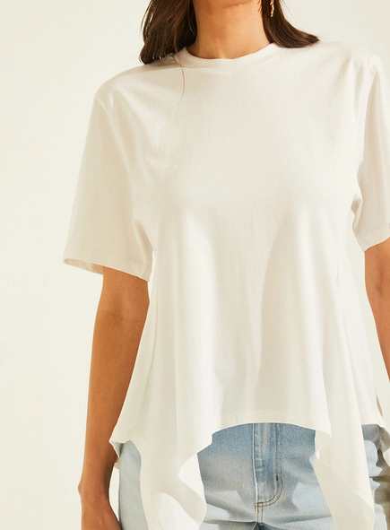 Camiseta Shape Amplo Com Detalhe Assimétrico