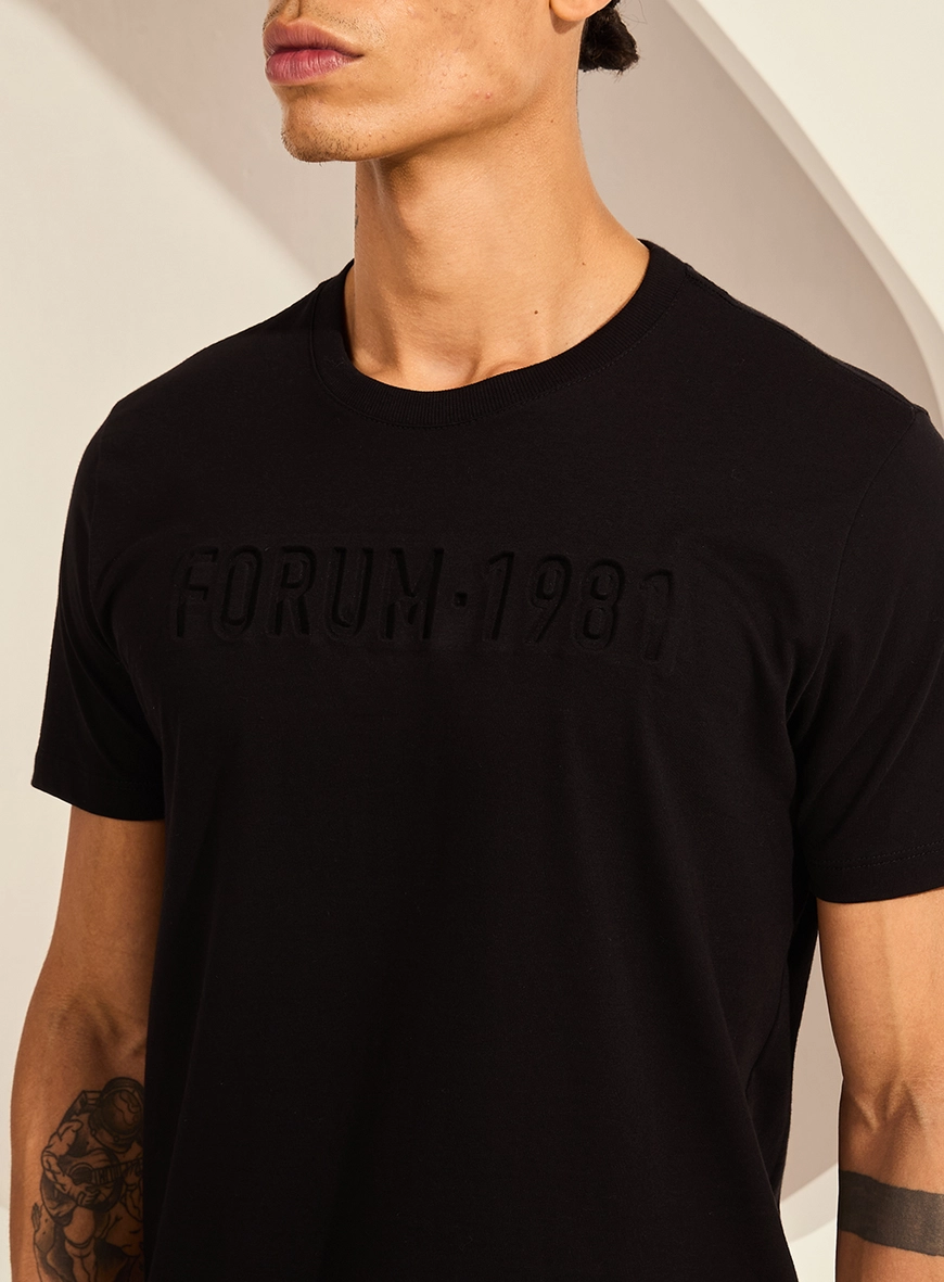 Camiseta New Slim Gola Careca Logo Forum 1981 Preto