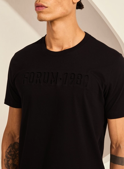 Camiseta New Slim Gola Careca Logo Forum 1981