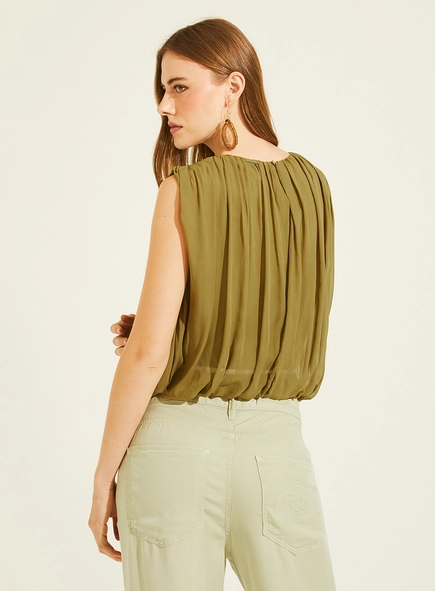 Blusa Cropped Gola Canoa Plissada