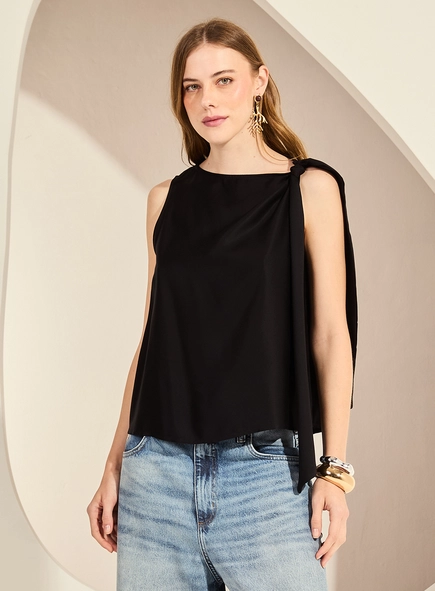 Blusa Reta Com Caimento Solto E Detalhe Ombro