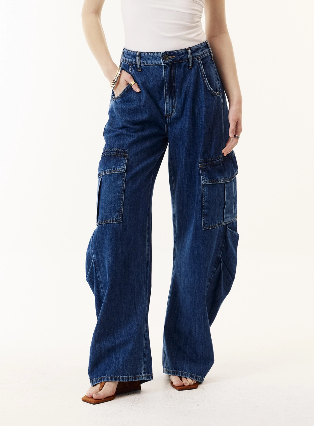 Calça Jeans Com Bolsos Cargos Feminina - Dublin Índigo
