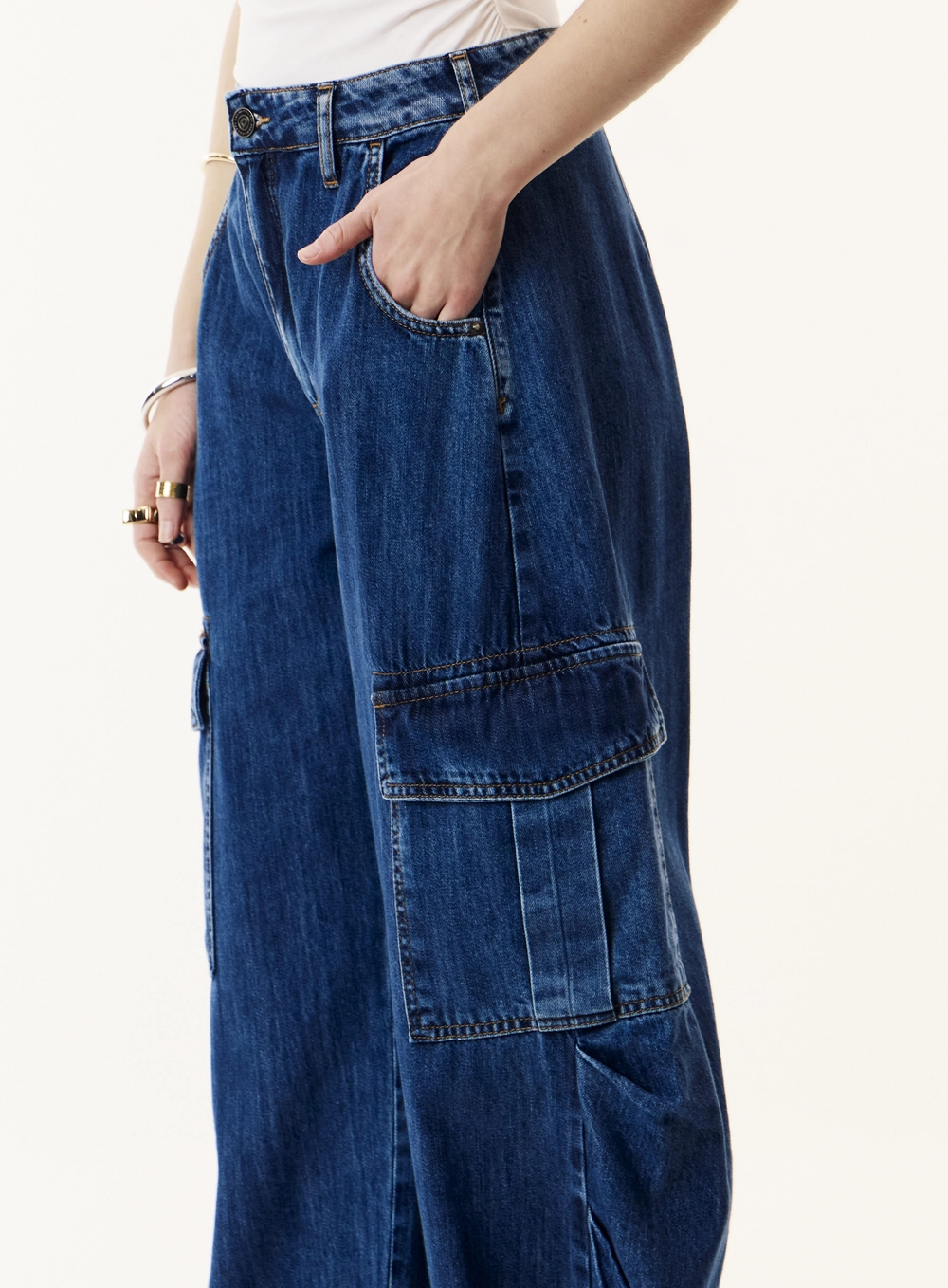 Calça Jeans Com Bolsos Cargos Feminina - Dublin Índigo