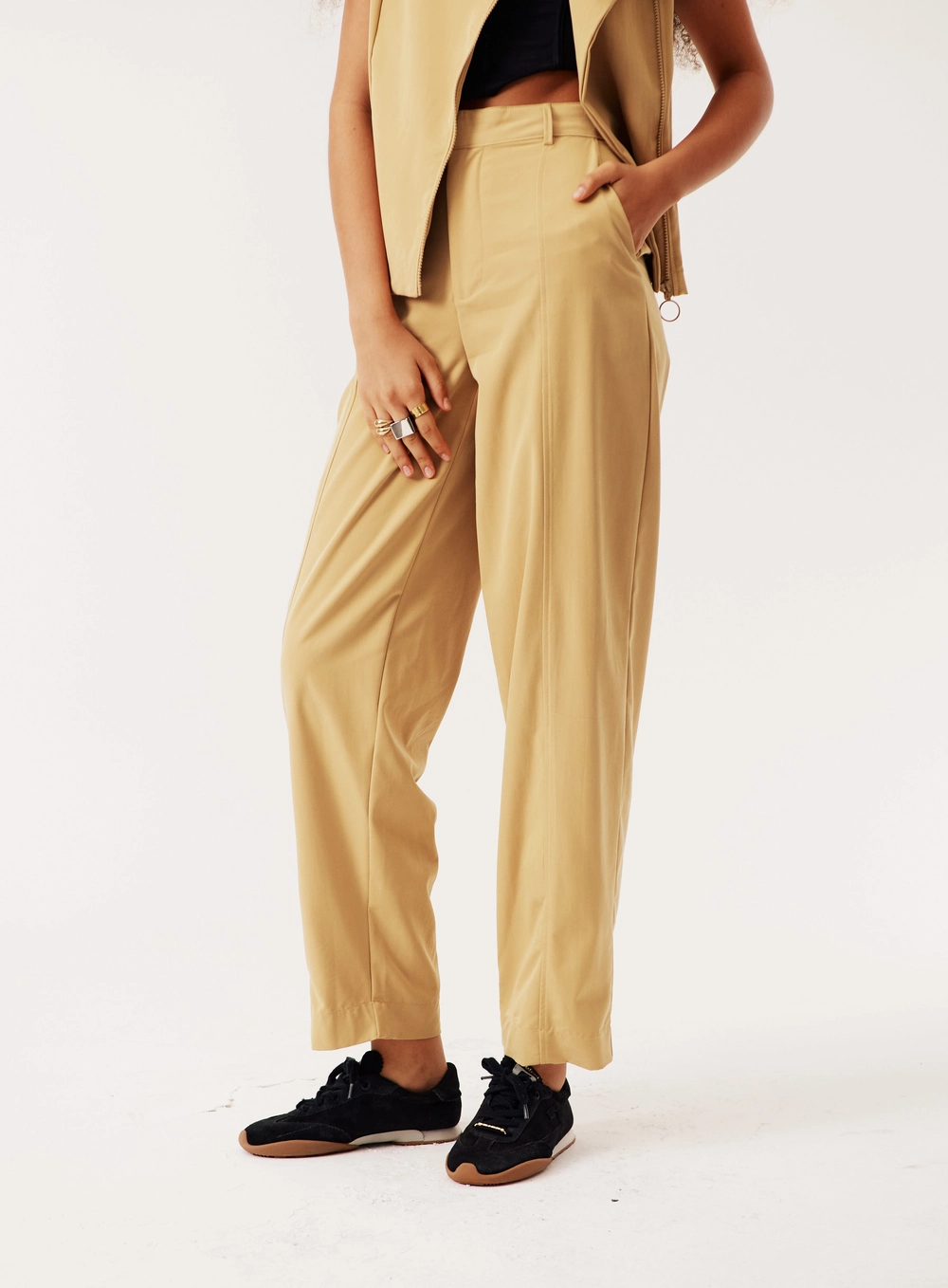 Calça Alfaiataria Com Pregas Feminina Bege Soybean