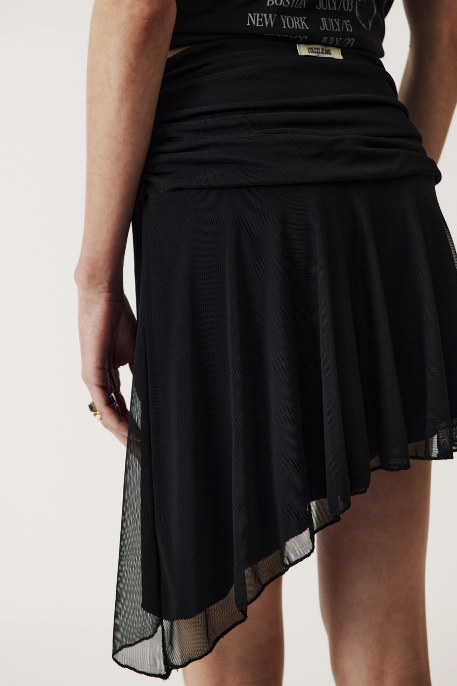 Saia Assimétrica Tule Com Detalhe Drapeado Preto