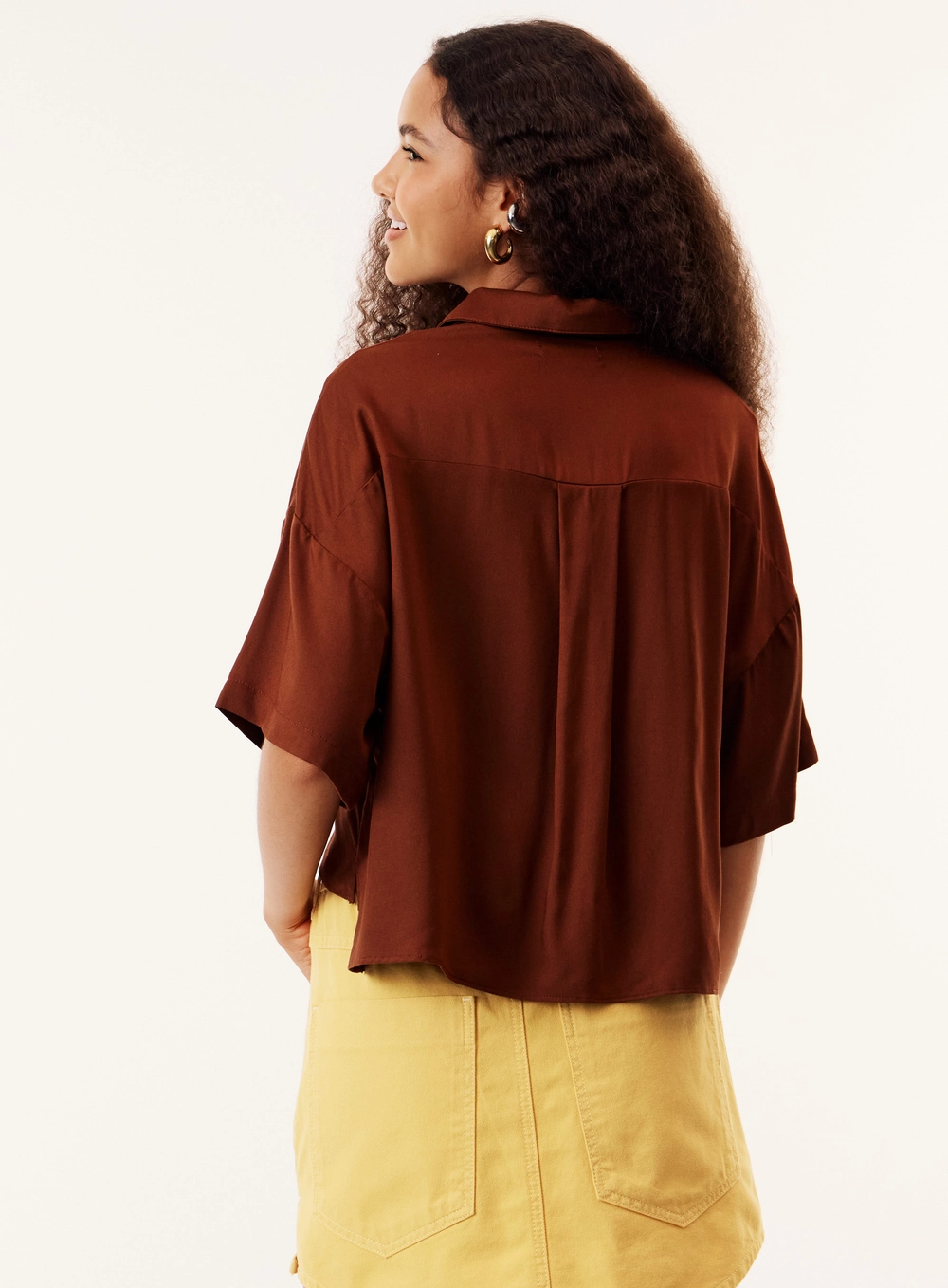 Camisa Reta Oversized Com Detalhe Metálico Marrom