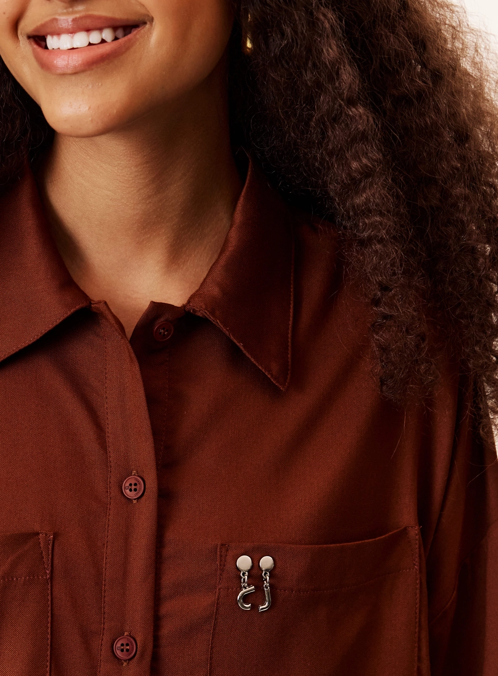 Camisa Reta Oversized Com Detalhe Metálico Marrom