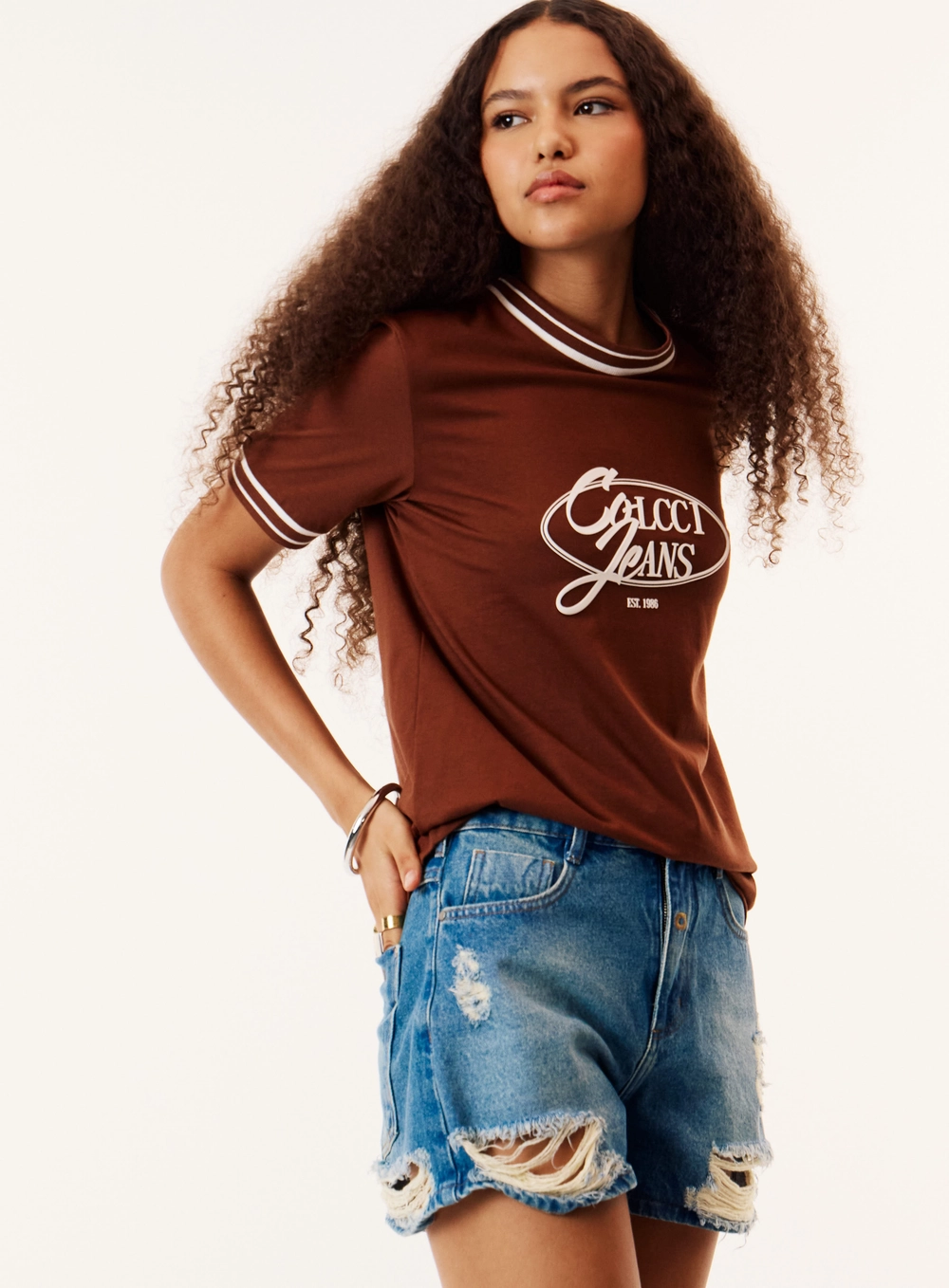 Camiseta Reta Estampada Gola Contraste Feminina Marrom