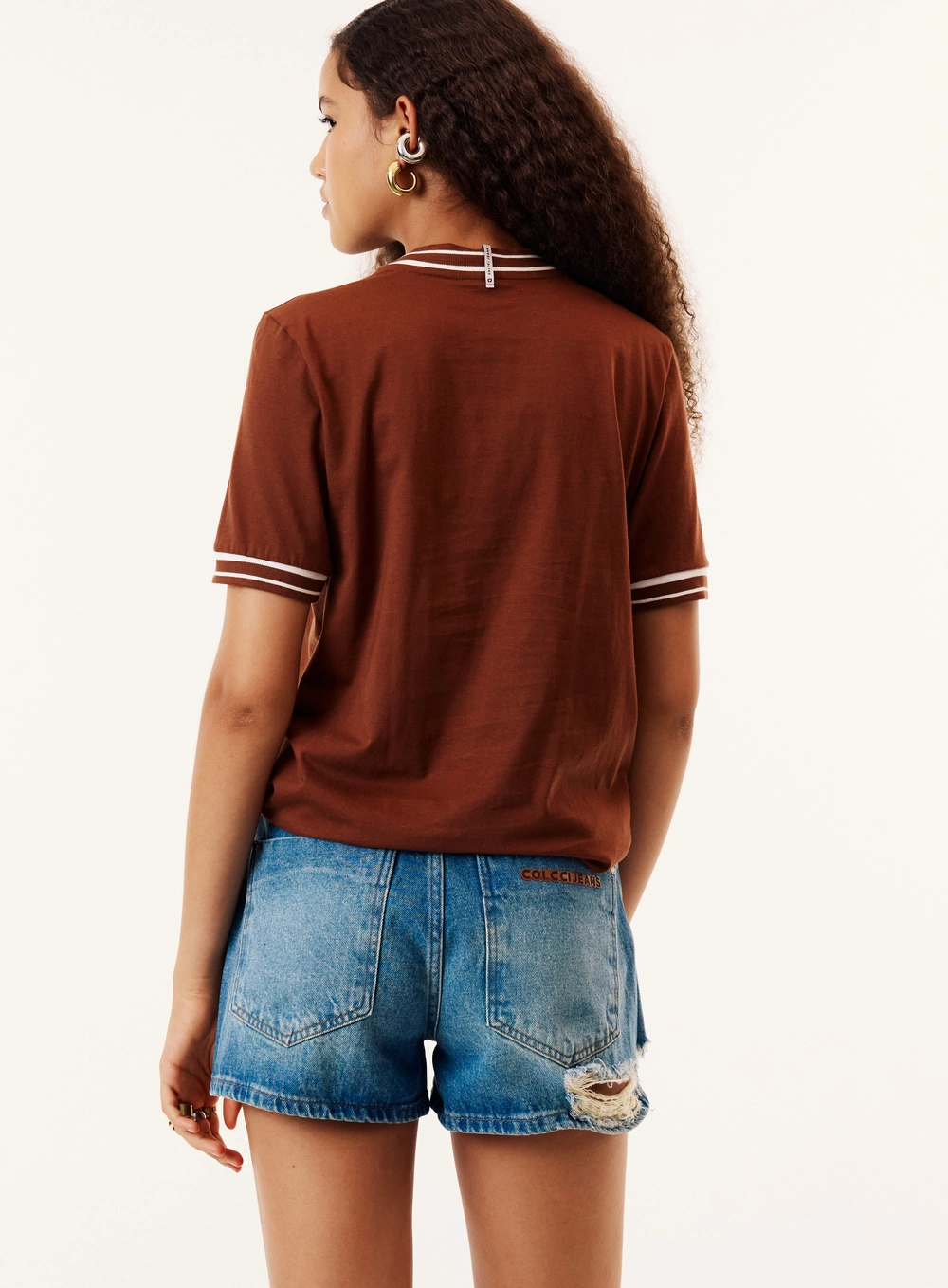 Camiseta Reta Estampada Gola Contraste Feminina Marrom