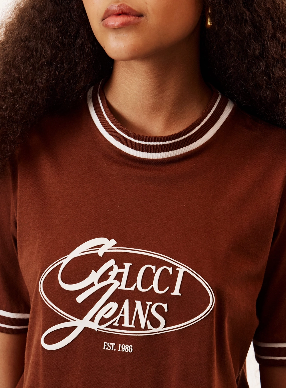 Camiseta Reta Estampada Gola Contraste Feminina Marrom