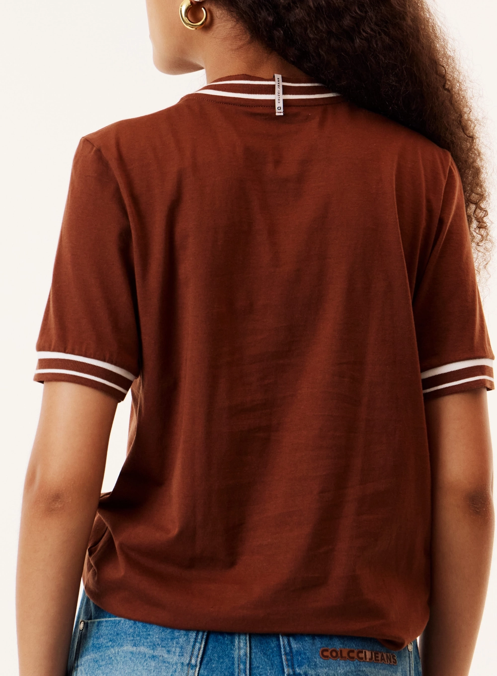 Camiseta Reta Estampada Gola Contraste Feminina Marrom