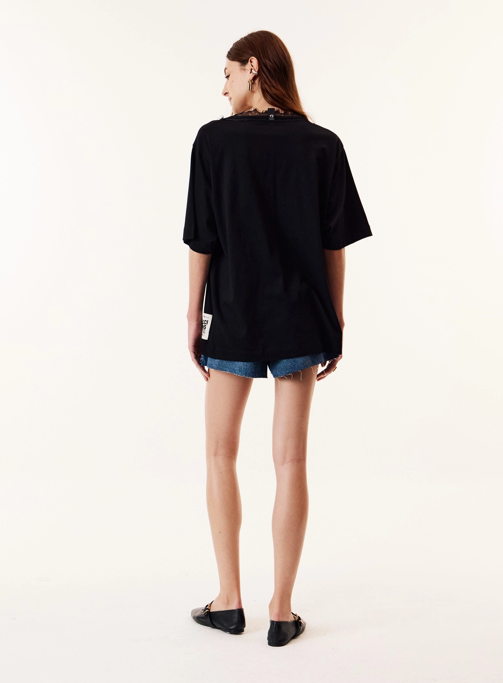 Camiseta Oversized Decote V Com Detalhe Em Renda Preto