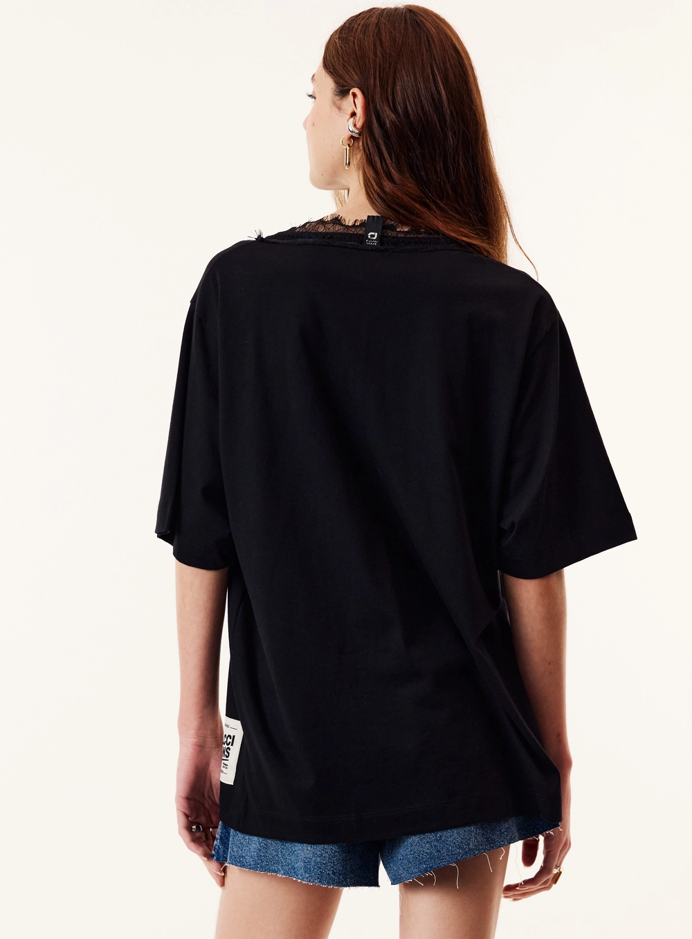 Camiseta Oversized Decote V Com Detalhe Em Renda Preto