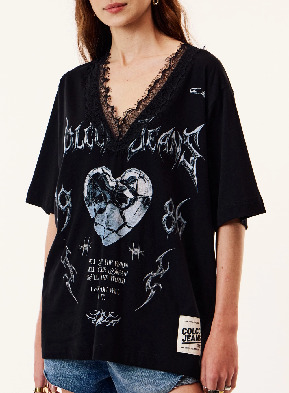 Camiseta Oversized Decote V Com Detalhe Em Renda Preto