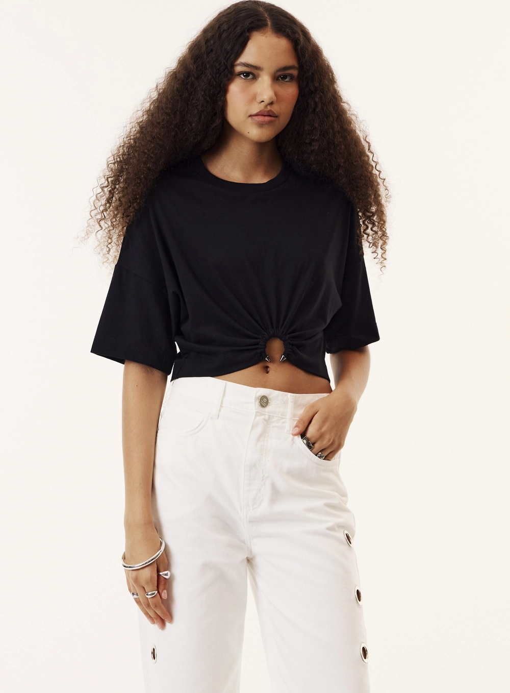 Camiseta Oversized Com Detalhe Em Metal E Torção Preto