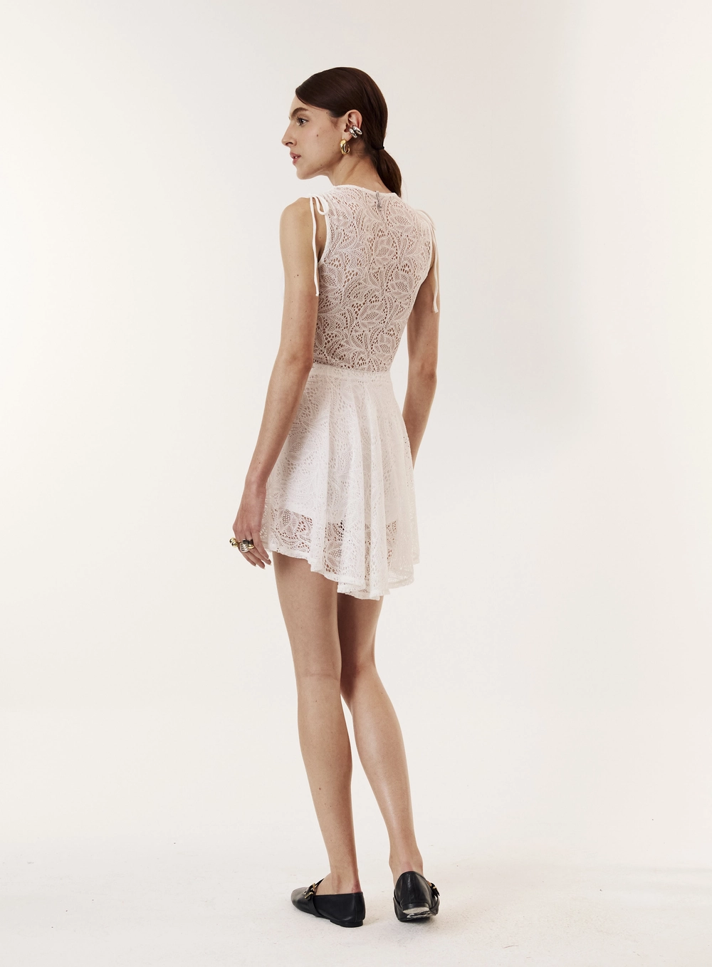 Vestido Curto Evasê Decote V Detalhes Em Renda Off Shell