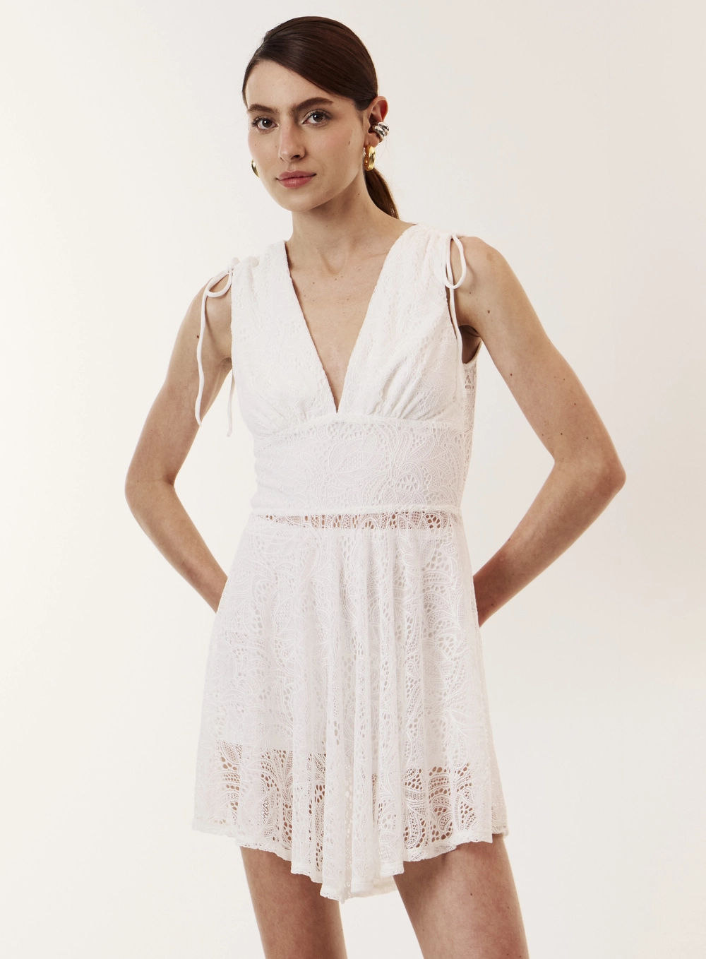 Vestido Curto Evasê Decote V Detalhes Em Renda Off Shell