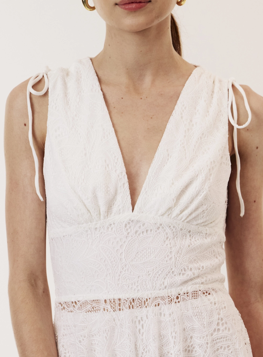 Vestido Curto Evasê Decote V Detalhes Em Renda Off Shell