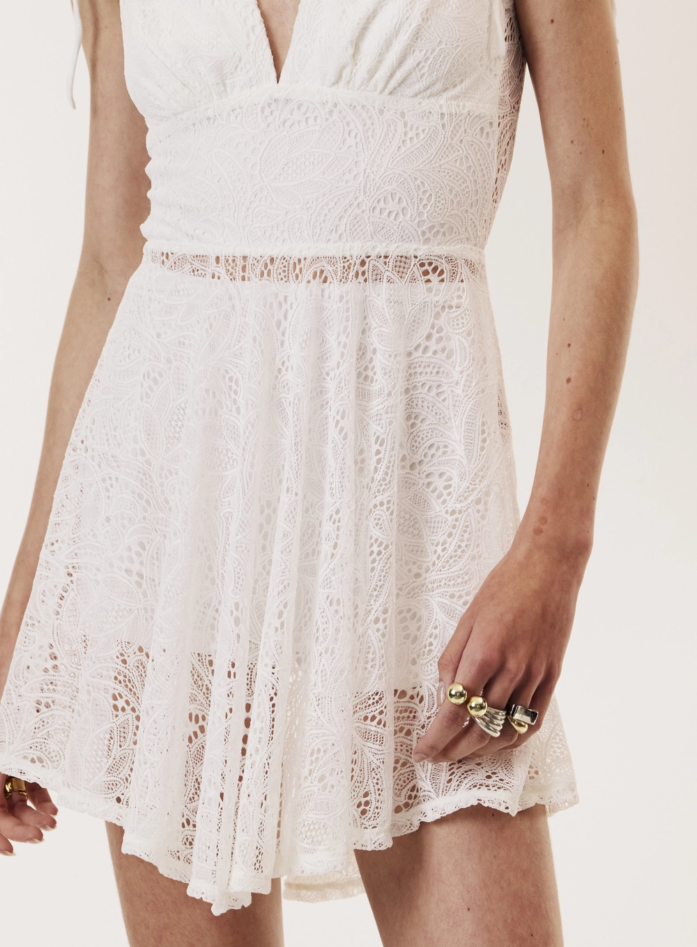 Vestido Curto Evasê Decote V Detalhes Em Renda Off Shell