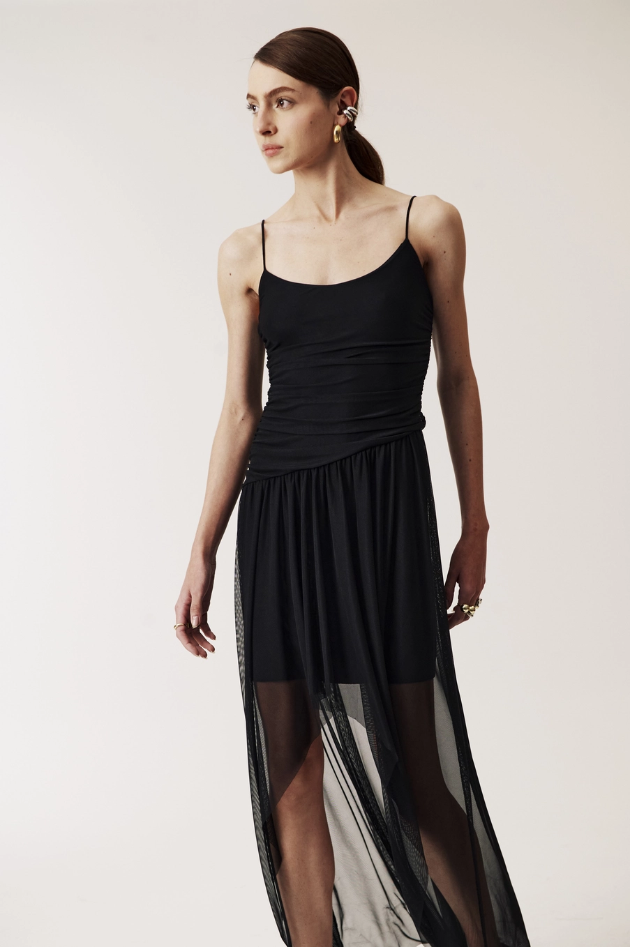 Vestido Tule Curto Assimétrico Fluido Alças Finas Preto