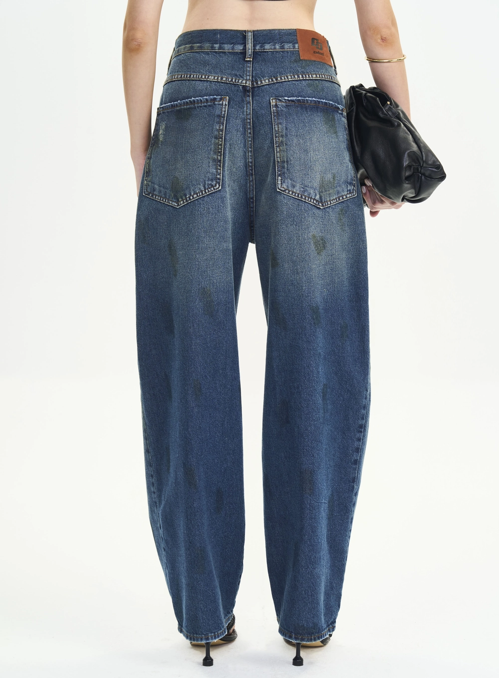 Calça Jeans Barrel Leg Com Detalhes - Livia Índigo