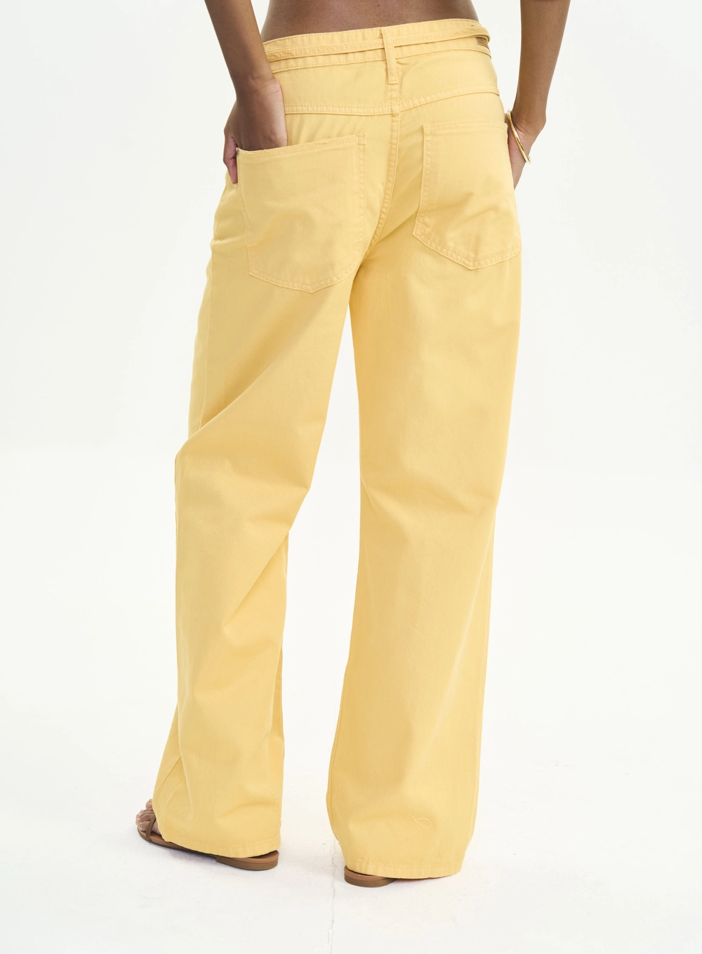 Calça Sarja Baggy Cintura Baixa Cinto - Bruna Low Amarelo