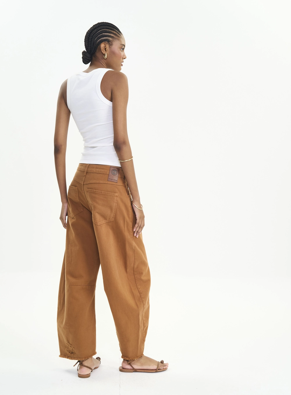 Calça Sarja Feminina Barril Com Barra Desfiada Marrom