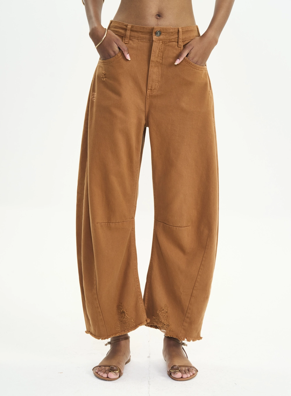 Calça Sarja Feminina Barril Com Barra Desfiada Marrom