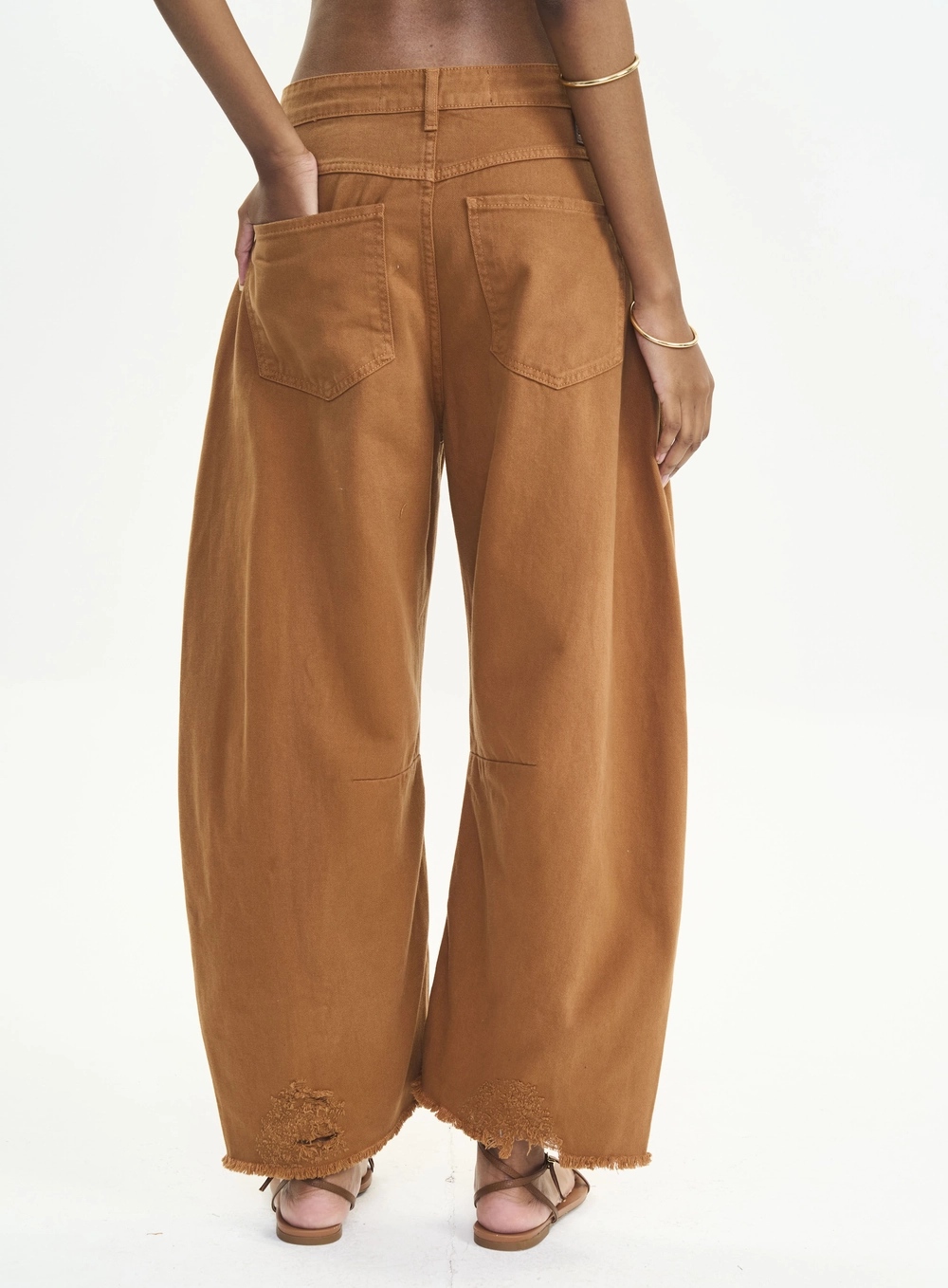 Calça Sarja Feminina Barril Com Barra Desfiada Marrom