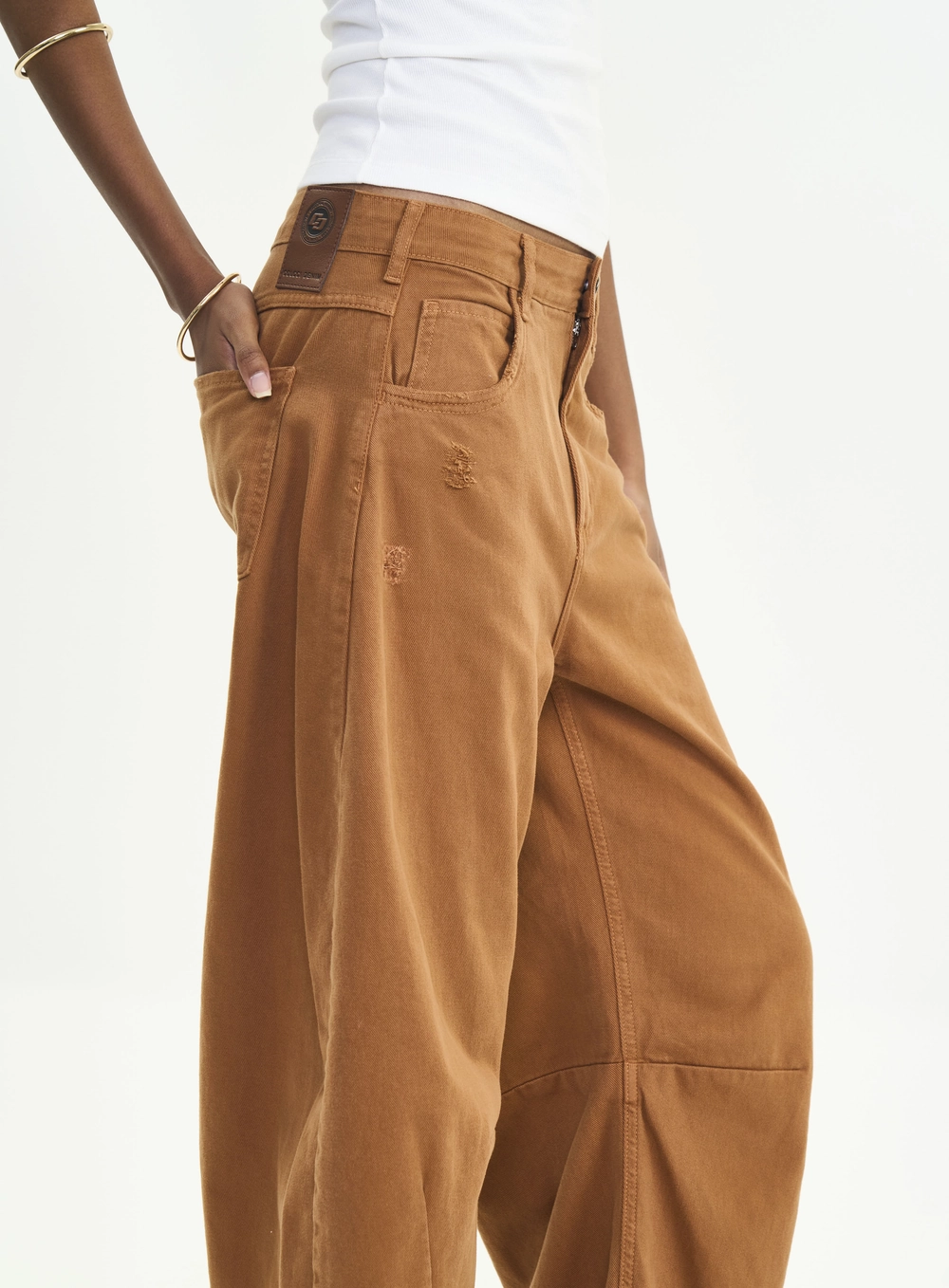 Calça Sarja Feminina Barril Com Barra Desfiada Marrom