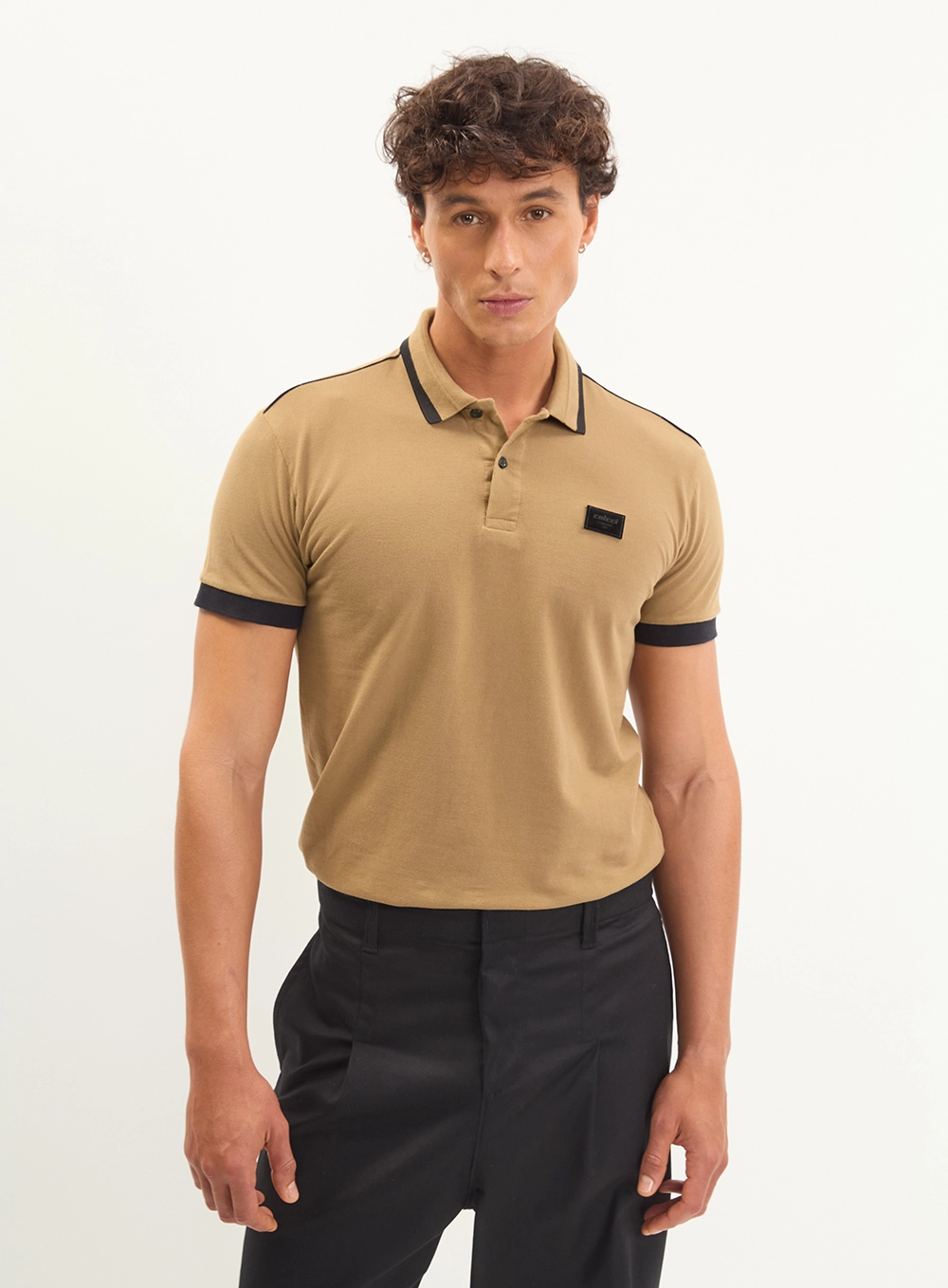 Polo Masculina Com Contrastante Marrom