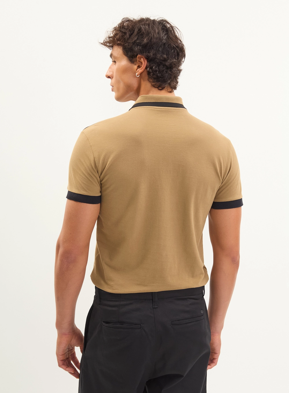 Polo Masculina Com Contrastante Marrom