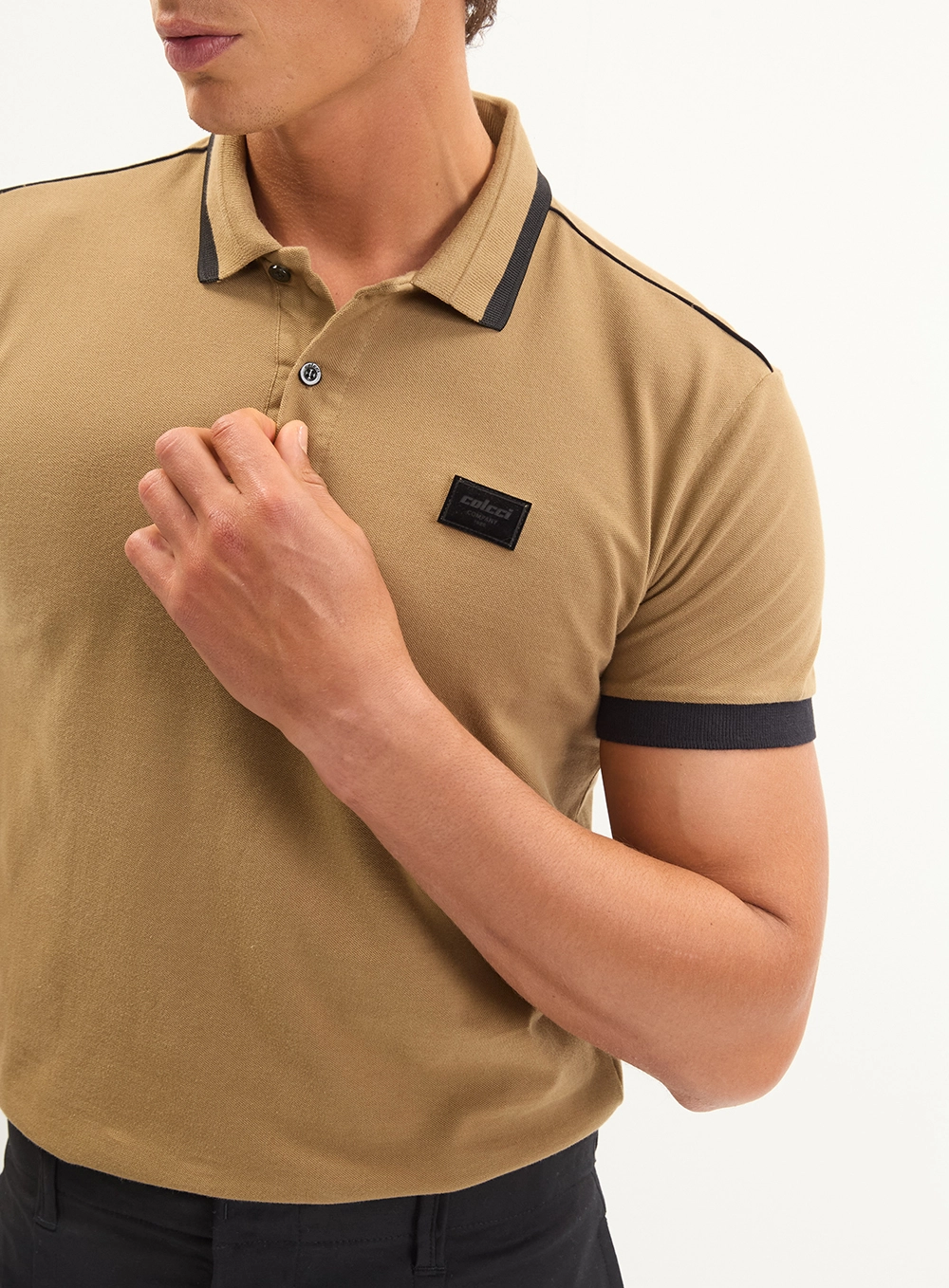 Polo Masculina Com Contrastante Marrom