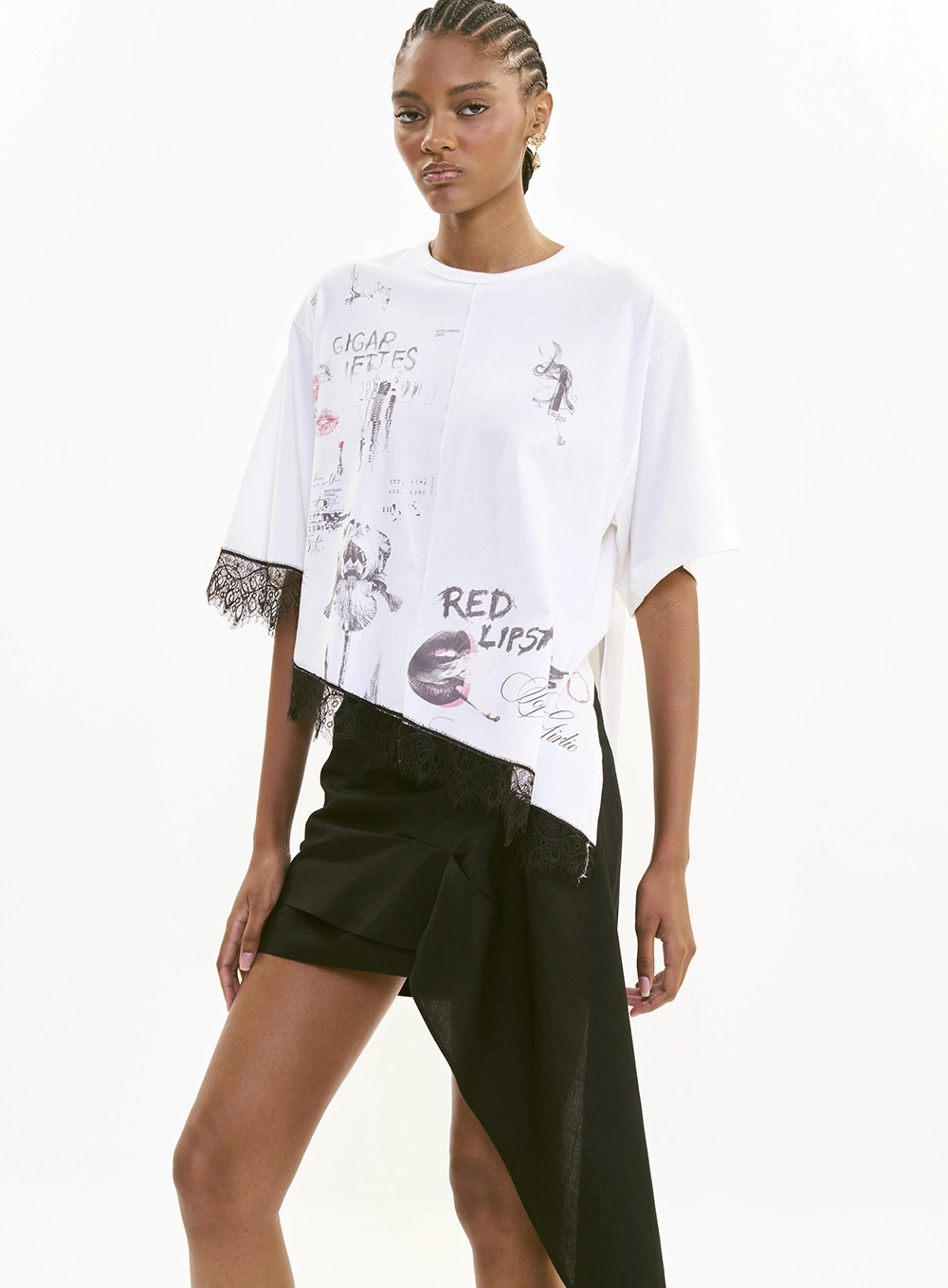Camiseta Loose Assimétrica Com Renda Off Shell