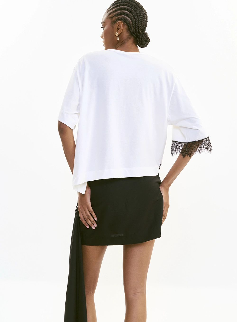 Camiseta Loose Assimétrica Com Renda Off Shell