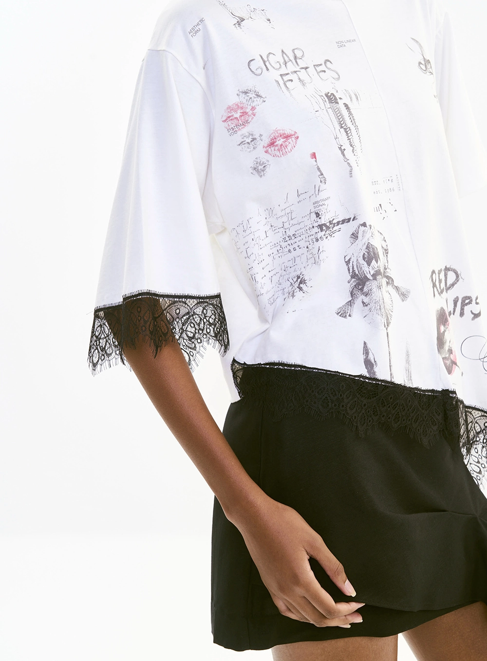 Camiseta Loose Assimétrica Com Renda Off Shell